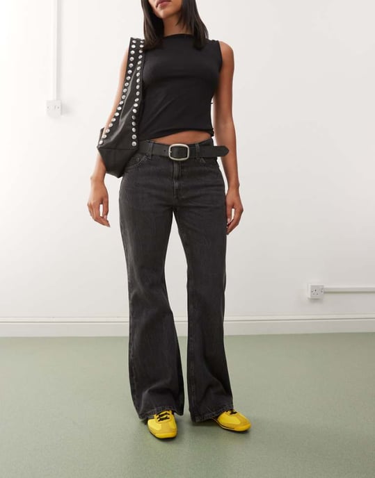 Weekday Helix låg midja vida flare jeans i sliten svart tvätt - Image 1