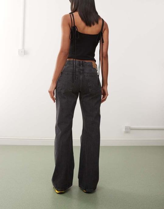 Weekday Helix låg midja vida flare jeans i sliten svart tvätt - Image 2