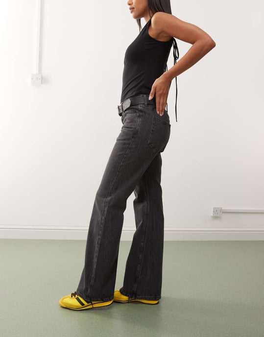 Weekday Helix låg midja vida flare jeans i sliten svart tvätt - Image 3