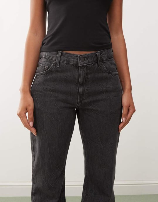 Weekday Helix låg midja vida flare jeans i sliten svart tvätt - Image 4