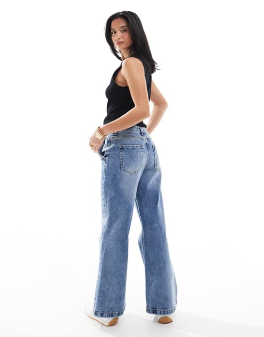 Miss Selfridge Petite flared vida jeans i mellanblå - Image 2