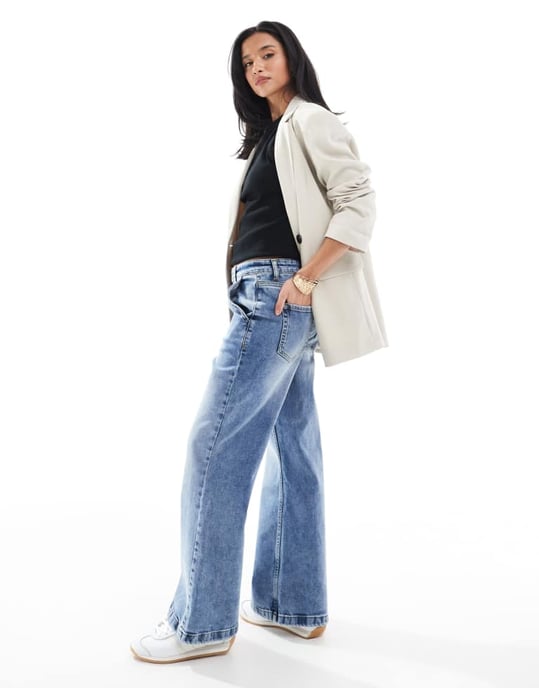 Miss Selfridge Petite flared vida jeans i mellanblå - Image 3