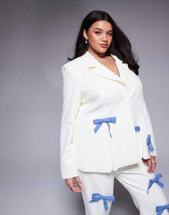 ASOS LUXE Curve co-ord skräddarsydd blazer med denimrosetter i krämfärg - Image 2