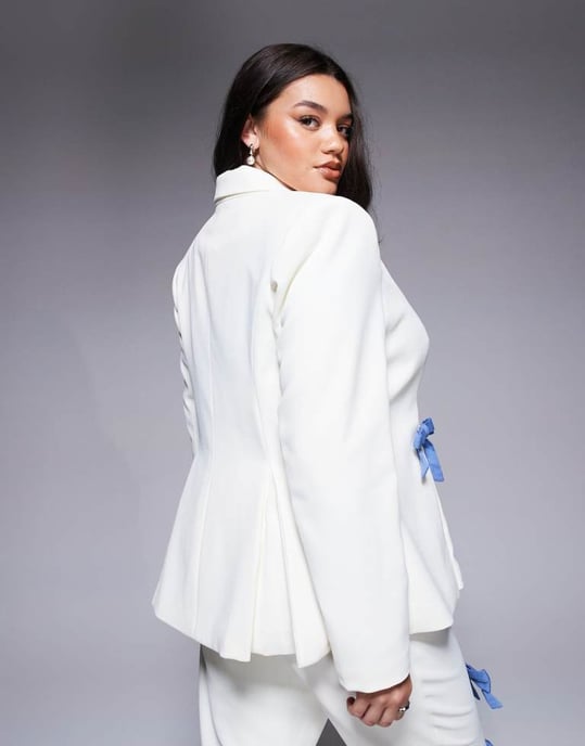 ASOS LUXE Curve co-ord skräddarsydd blazer med denimrosetter i krämfärg - Image 4