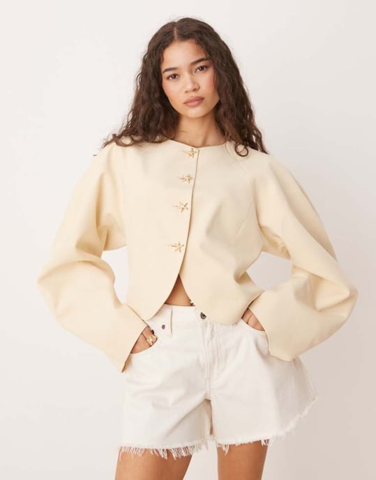 ASOS DESIGN hög hals cocoonärm blazer med gyllene sjöstjärneknappar i smörmjölk - Image 1