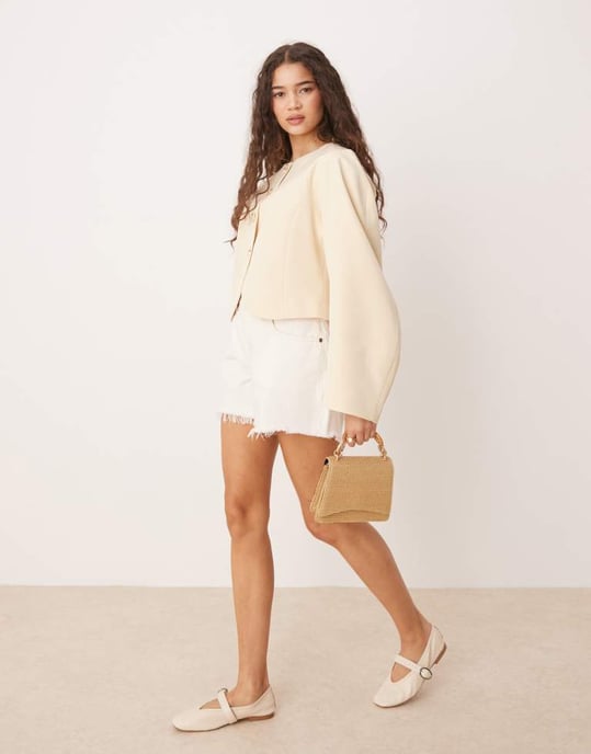 ASOS DESIGN hög hals cocoonärm blazer med gyllene sjöstjärneknappar i smörmjölk - Image 2