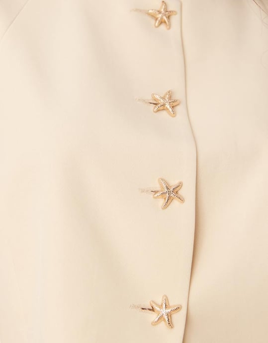 ASOS DESIGN hög hals cocoonärm blazer med gyllene sjöstjärneknappar i smörmjölk - Image 3