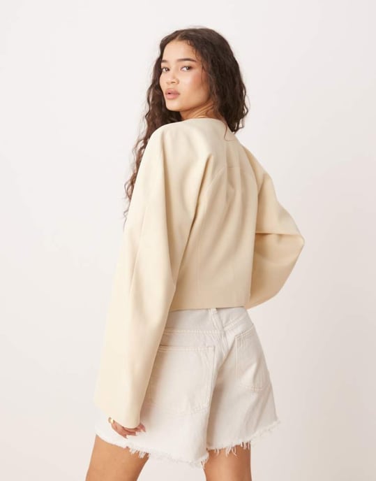 ASOS DESIGN hög hals cocoonärm blazer med gyllene sjöstjärneknappar i smörmjölk - Image 4