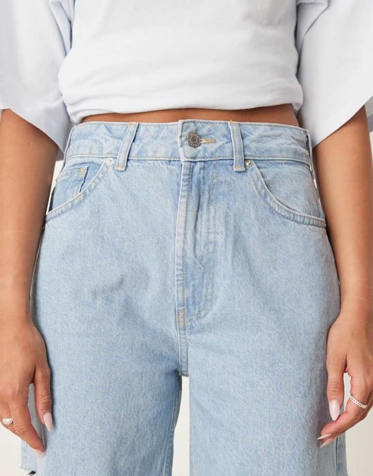 ASOS DESIGN hög midja barrel jeans med lårsprickor i ljustvätt - Image 2