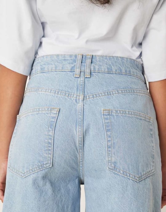 ASOS DESIGN hög midja barrel jeans med lårsprickor i ljustvätt - Image 4