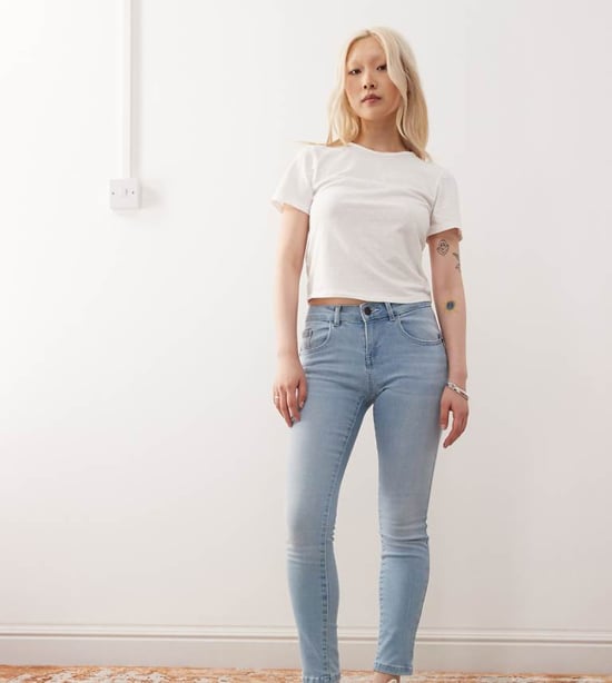 Noisy May Petite Jen push up jeans i ljusblå tvätt - Image 1