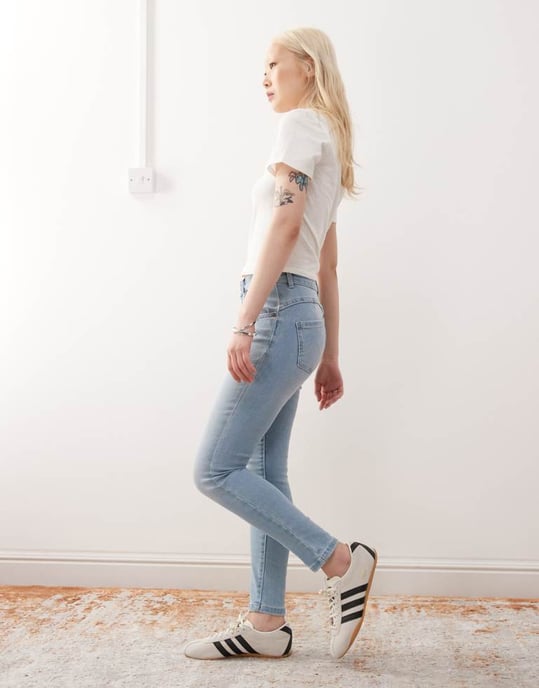 Noisy May Petite Jen push up jeans i ljusblå tvätt - Image 2