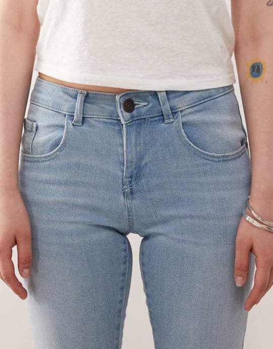 Noisy May Petite Jen push up jeans i ljusblå tvätt - Image 3