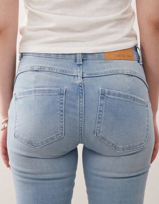 Noisy May Petite Jen push up jeans i ljusblå tvätt - Image 4
