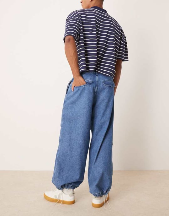 ASOS DESIGN oversized fallskärmjeans med dragsko och kontrastsöm i mellanblå tvätt - Image 2