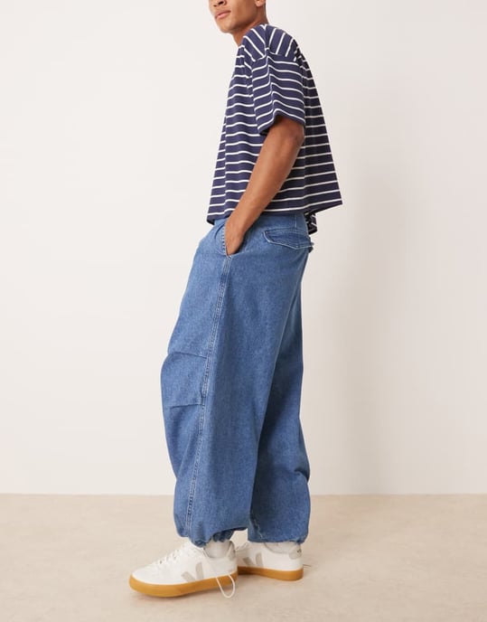 ASOS DESIGN oversized fallskärmjeans med dragsko och kontrastsöm i mellanblå tvätt - Image 3