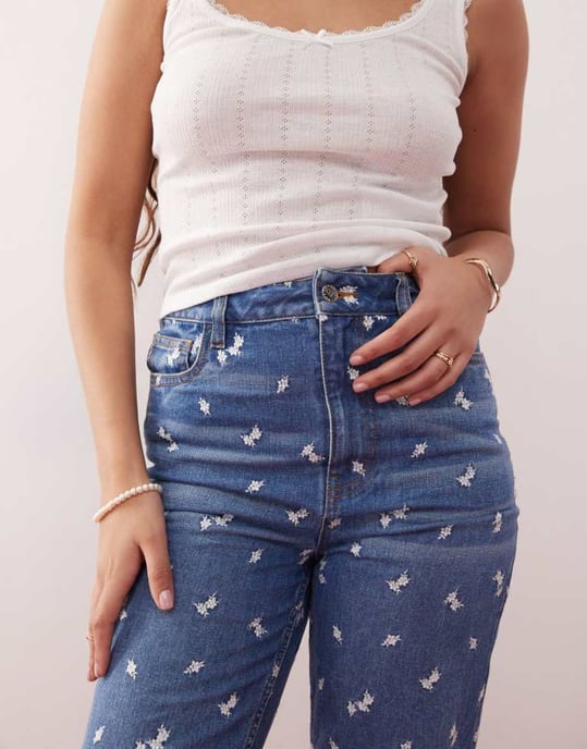 Miss Selfridge helblommig broderad jeans i blå tvätt - Image 2
