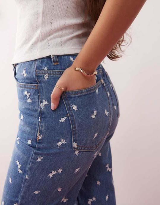 Miss Selfridge helblommig broderad jeans i blå tvätt - Image 4