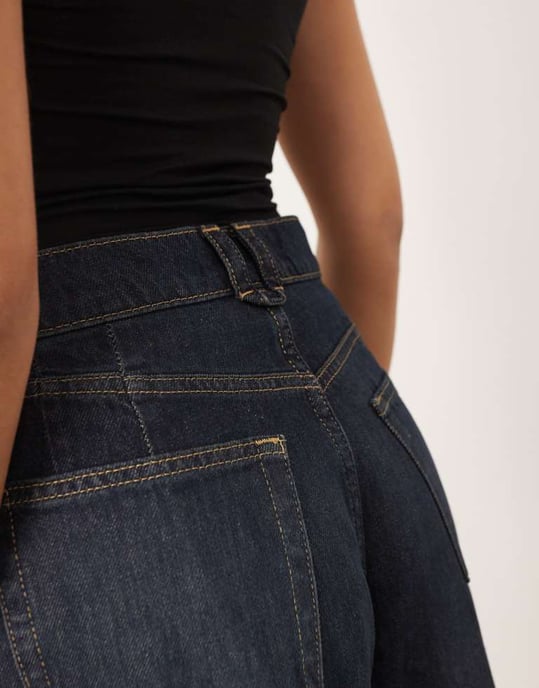 ARRANGE Parker jeans med hög midja i indigo, slouchy och uppvikt. - Image 3