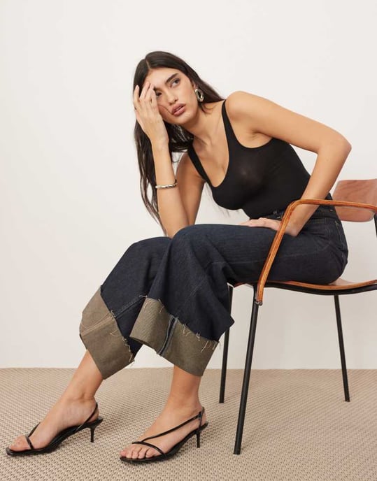 ARRANGE Parker jeans med hög midja i indigo, slouchy och uppvikt. - Image 4