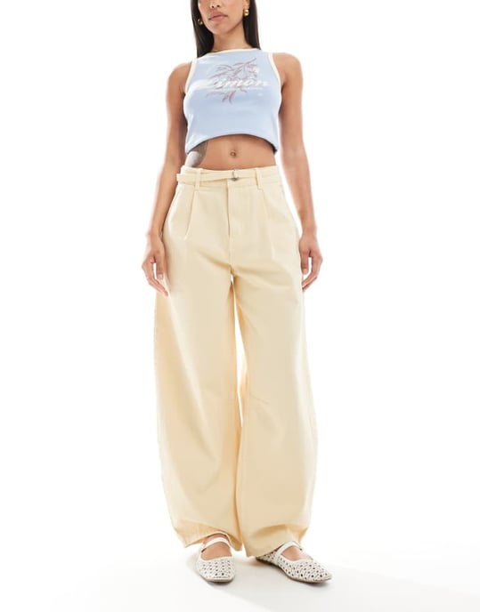 ASOS DESIGN lätt barrel-jeans med bälte i mjuk gul - Image 1