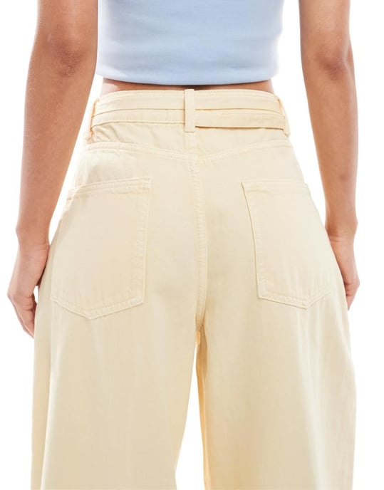 ASOS DESIGN lätt barrel-jeans med bälte i mjuk gul - Image 4