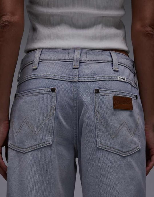 Wrangler lättvikts byxa med vida ben i tvättad syra-blå - Image 4