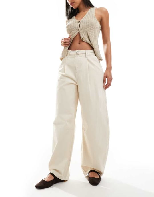 ASOS DESIGN lätt barrel jeans med bälte i ecru - Image 1