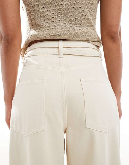 ASOS DESIGN lätt barrel jeans med bälte i ecru - Image 4