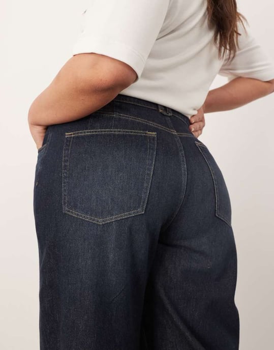 ARRANGE Curve Parker denim hög midja slouchy uppvikta jeans i indigo - Image 3