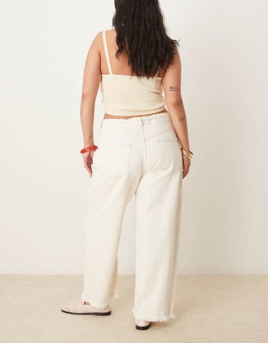 ASOS DESIGN Curve crop vid ben pappa jeans med bälte i ecru - Image 2