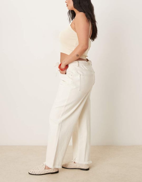 ASOS DESIGN Curve crop vid ben pappa jeans med bälte i ecru - Image 3