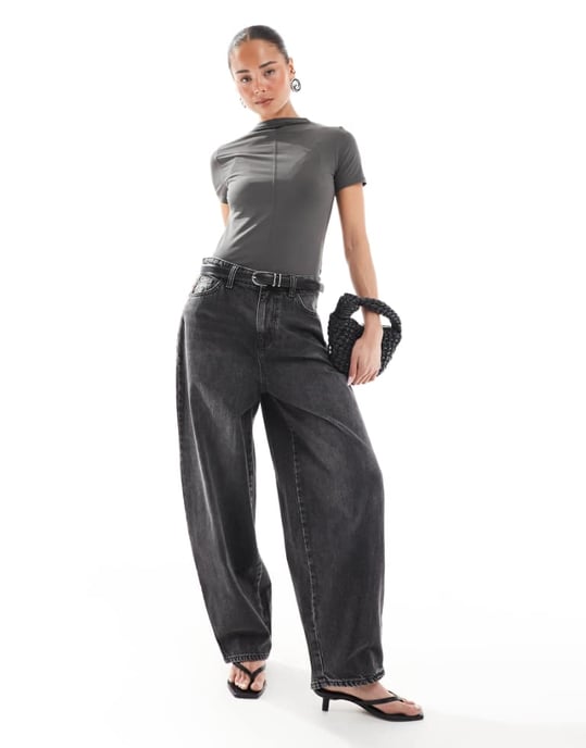 Miss Selfridge bredbent jeans i svart tvätt - Image 1