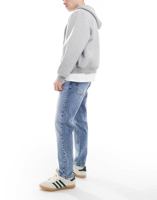ASOS DESIGN tapered jeans i medelblå tvätt - Image 3