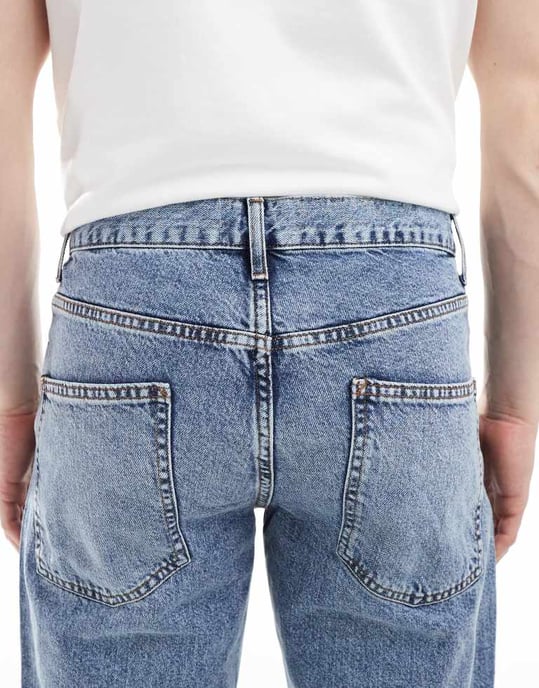 ASOS DESIGN tapered jeans i medelblå tvätt - Image 4