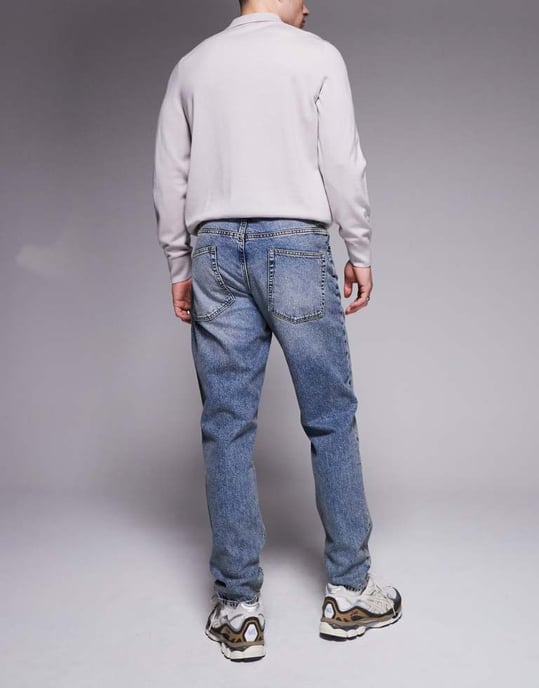 ASOS DESIGN tapered fit jeans i medtvättad blå - Image 2