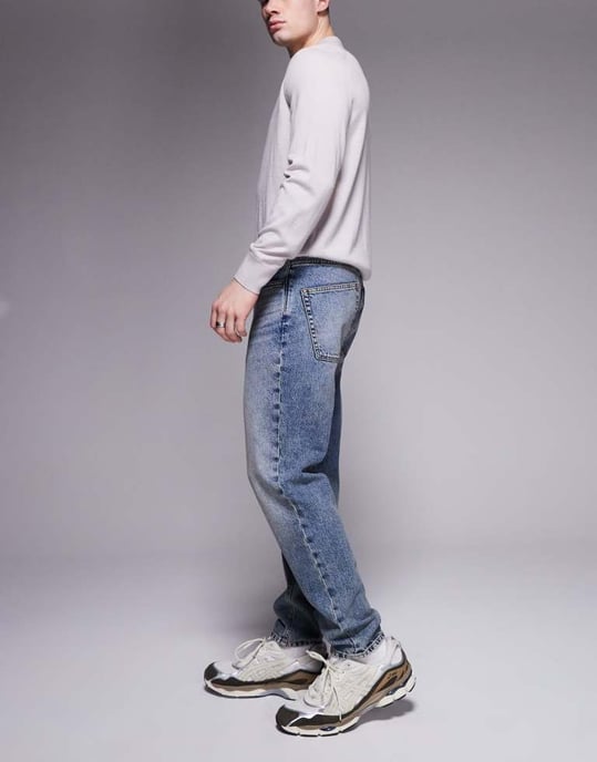 ASOS DESIGN tapered fit jeans i medtvättad blå - Image 3