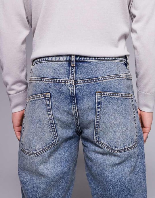 ASOS DESIGN tapered fit jeans i medtvättad blå - Image 4