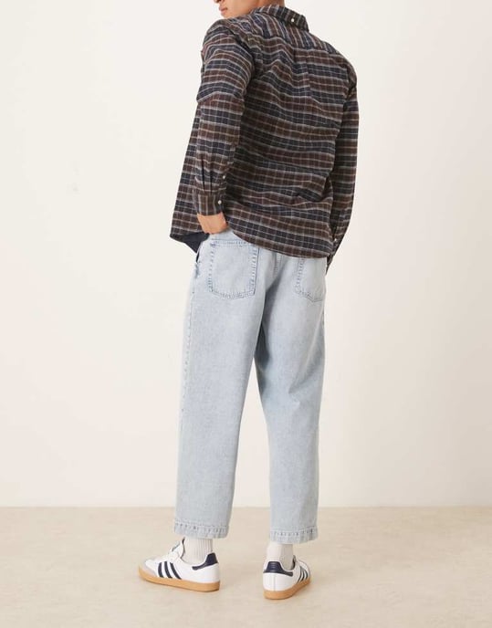 ASOS DESIGN avslappnad tapered veckad jeans i blekt tvättat denim - Image 2