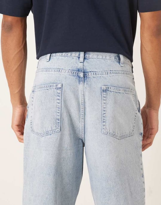 ASOS DESIGN avslappnad tapered veckad jeans i blekt tvättat denim - Image 4