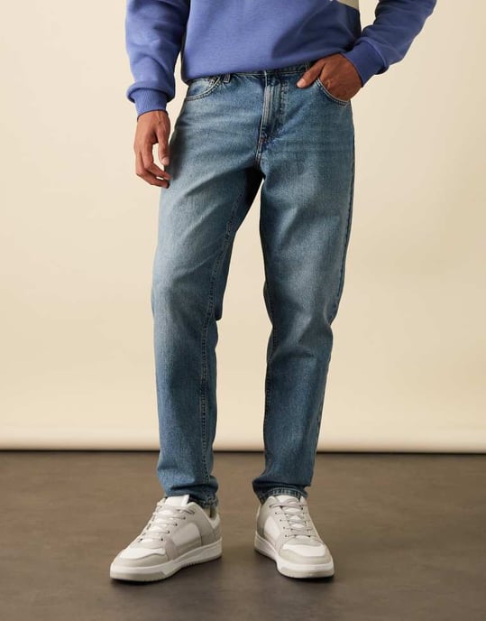 ASOS DESIGN tapered jeans i medelblå tvätt - Image 2