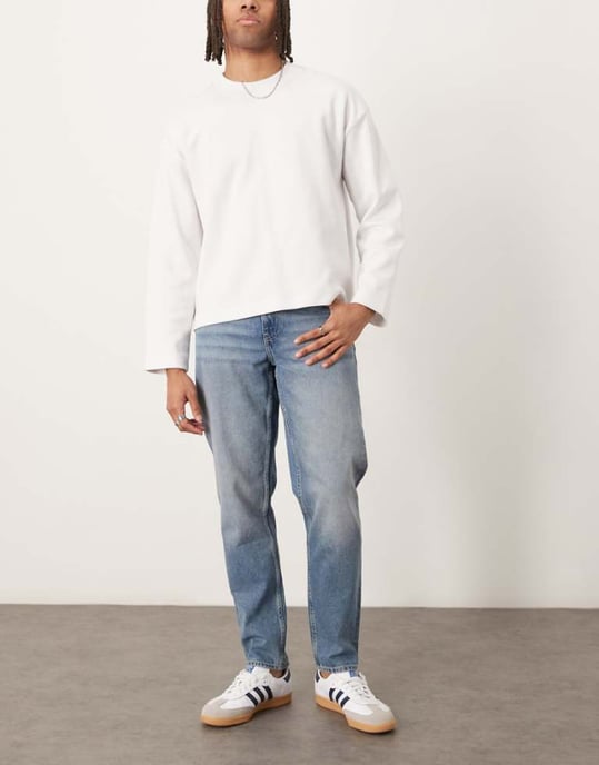 ASOS DESIGN tapered jeans i ljus tvätt blå - Image 1