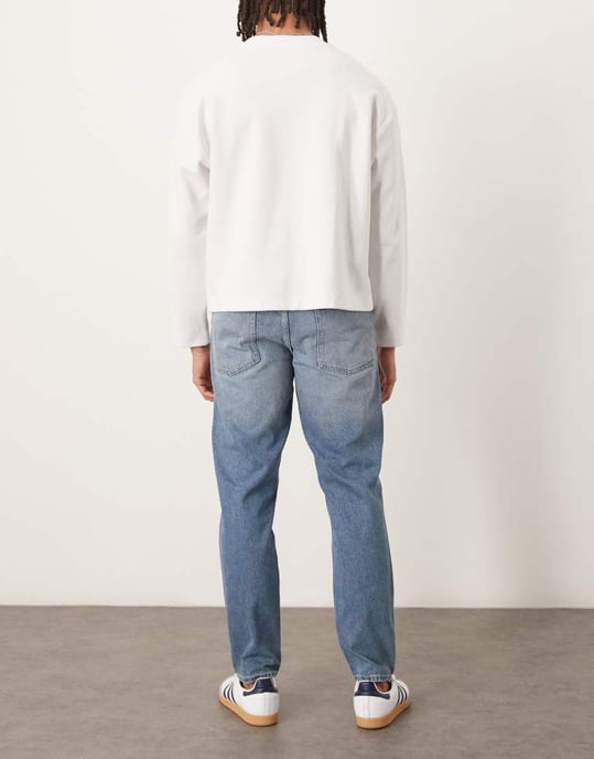ASOS DESIGN tapered jeans i ljus tvätt blå - Image 2