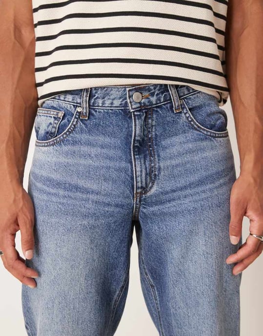 ASOS DESIGN tapered fit jeans i medtvättad blå - Image 4