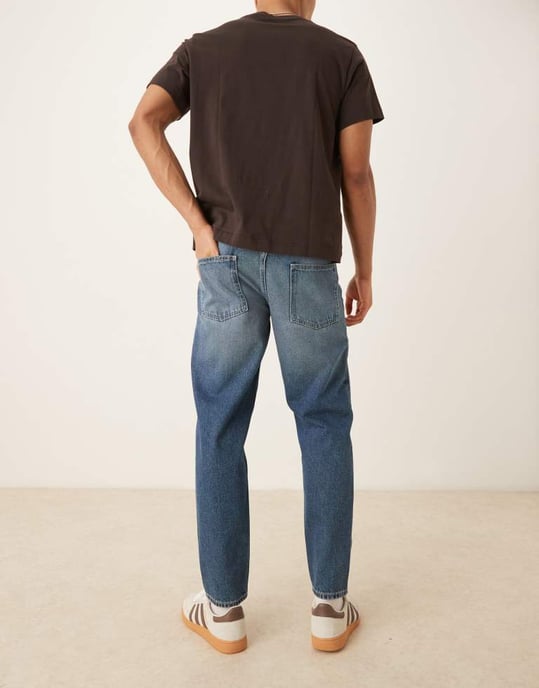 ASOS DESIGN tapered fit jeans med vintagefärg i ljusblå tvätt - Image 2