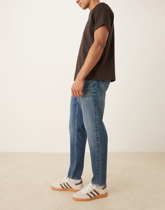 ASOS DESIGN tapered fit jeans med vintagefärg i ljusblå tvätt - Image 3