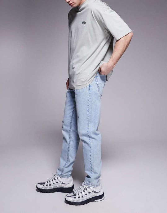 ASOS DESIGN jeans med tapered passform i ljusblå tvätt - Image 3