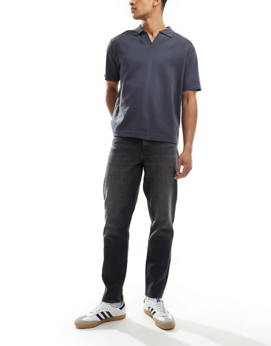 ASOS DESIGN tapered fit jeans i tvättad svart - Image 1