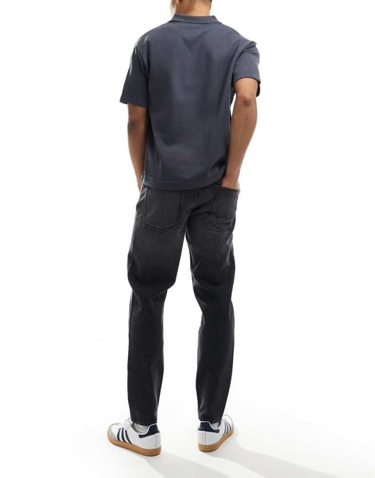 ASOS DESIGN tapered fit jeans i tvättad svart - Image 2