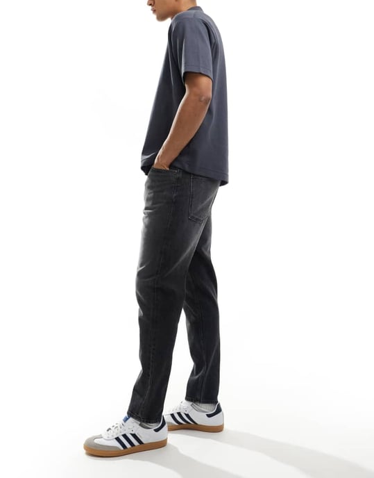 ASOS DESIGN tapered fit jeans i tvättad svart - Image 3